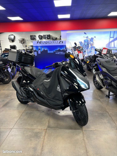 HONDA FORZA 350 - VILLEMOMBLE