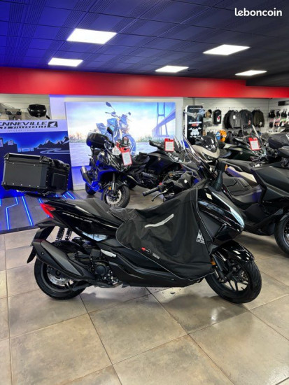 HONDA FORZA 350 - VILLEMOMBLE