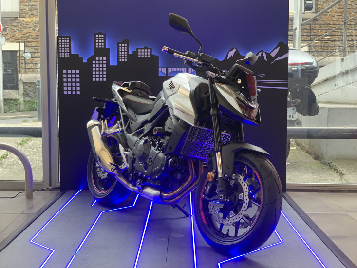 HONDA CB750 Hornet - VILLEMOMBLE