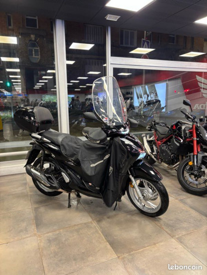 Honda SH 125 – Version Top Box - VILLEMOMBLE