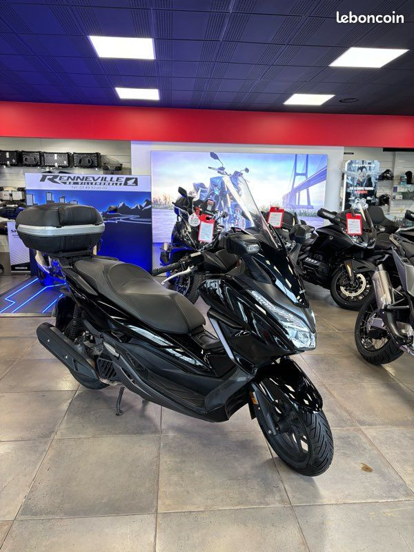 Honda forza 125 RENNEVILLE  VILLEMOMBLE 